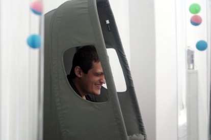 Miguel, usuario del centro San Juan de Dios de Valladolid, en la sala multisensorial del centro
