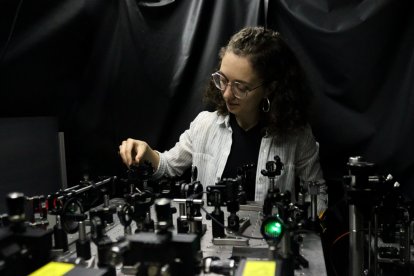 Laura Rojo realiza pruebas en una mesa óptica aislada de vibraciones donde se estudia la respuesta optoelectrónica de los materiales.