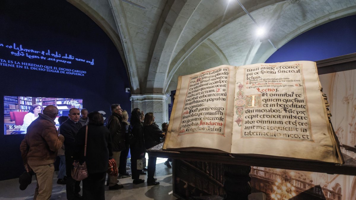Exposición sobre los 30 años de catalogación de archivos de la Catedral de Burgos.