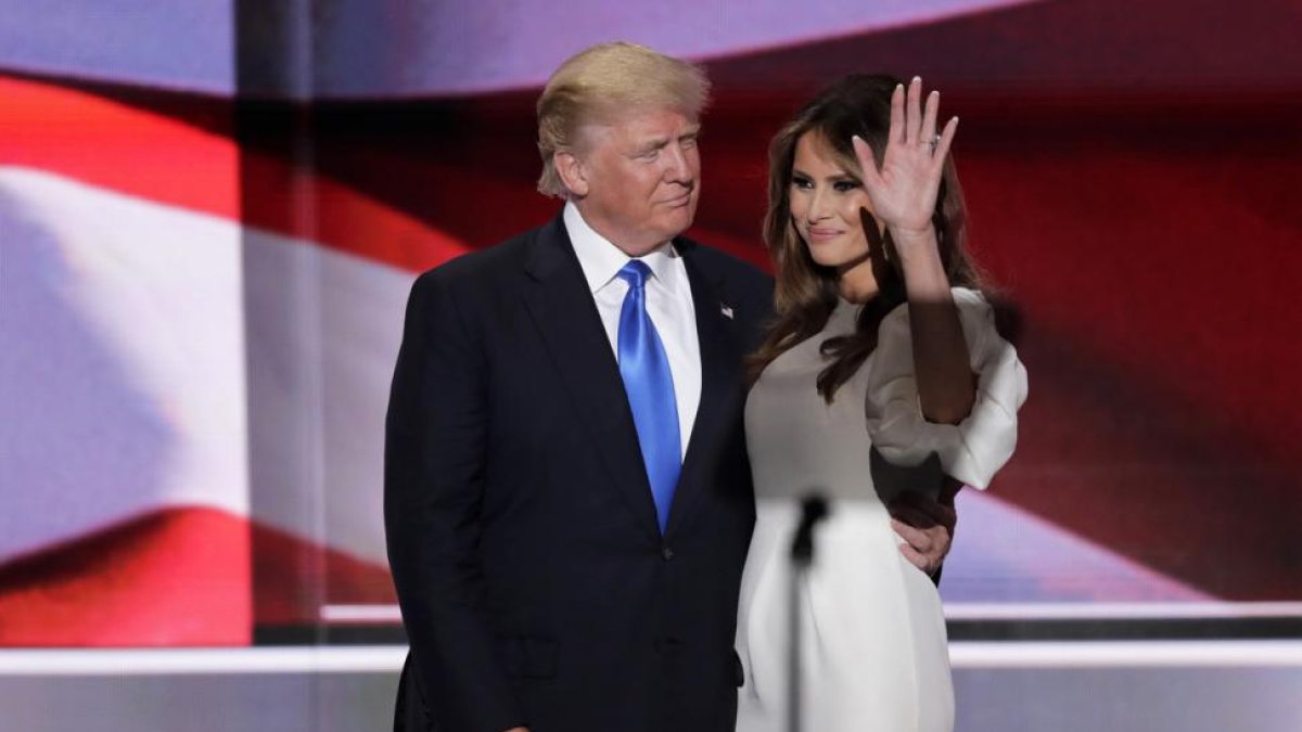 Donald y Melania Trump, tras el discurso de la esposa del magnate, el lunes en la convención republicana de Cleveland.-