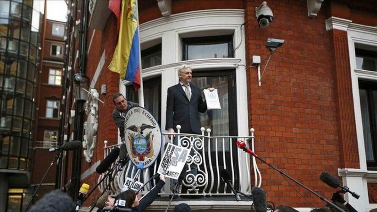 El fundador de WikiLeaks, Julian Assange, en un discurso desde el balcón de la Embajada del Ecuador en Londres el mes de febrero.-REUTERS / PETER NICHOLLS