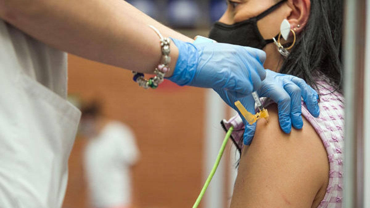Vacunación en el polideportivo de la UBU TOMÁS ALONSO