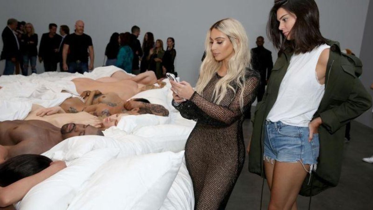 Kim Kardashian y Kendall Jenner contemplando 'Famous', el pasado 26 de agosto en Los Ángeles.-RACHEL MURRAY