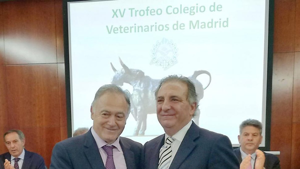 El presidente del Colegio de Veterinarios de Madrid, Felipe Vilas, entregó ayer su galardón al ganadero burgalés.-ECB