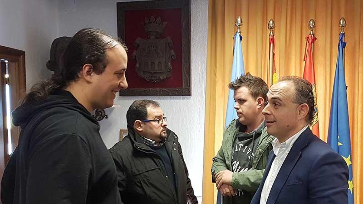 Emilio Berzosa (derecha) charla con los portavoces de Sí Se Puede, RAP e Izquierda Unida después del pleno.-L.V.