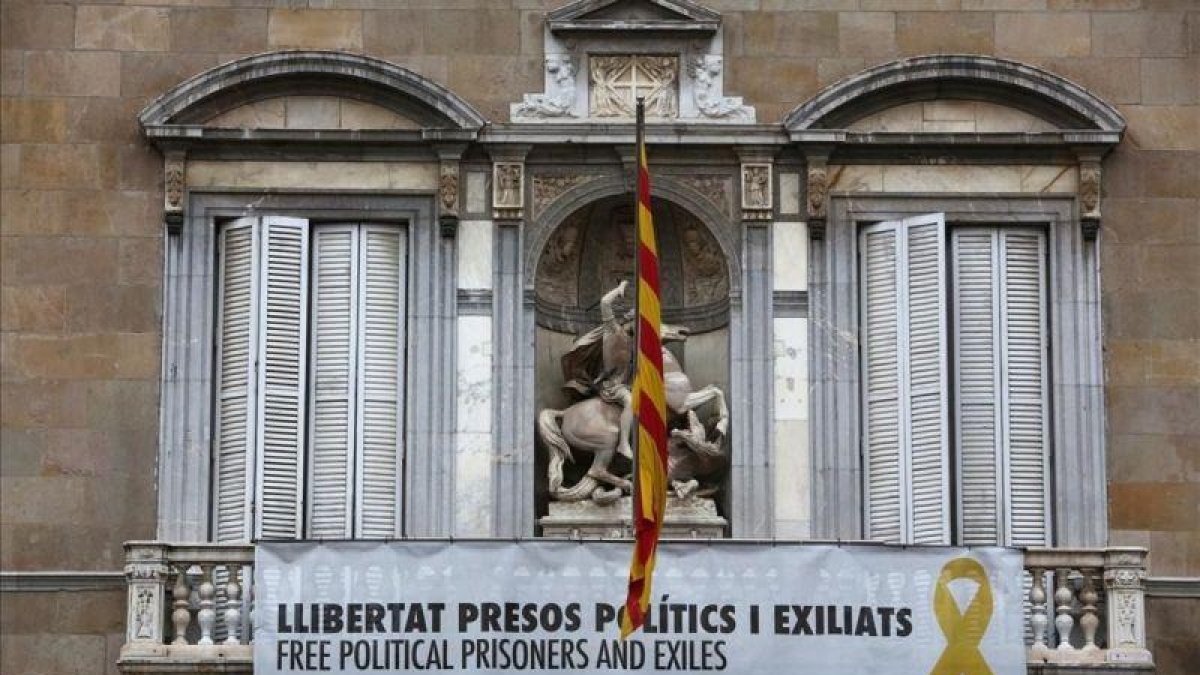 La fachada de la Generalitat, el pasado día 13, con el lazo amarillo en el balcón.-ELISENDA PONS
