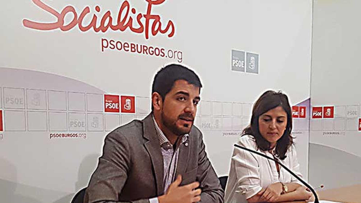 Los socialistas David Jurado yEsther Peña.-ECB