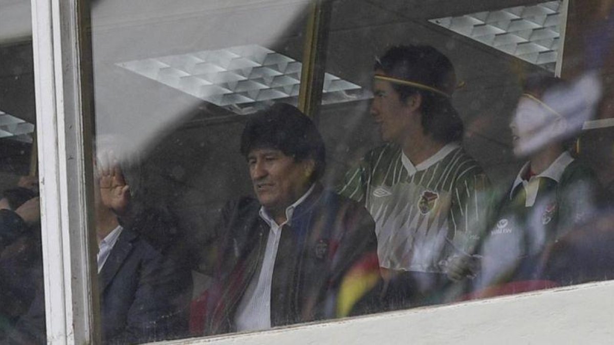 El presidente de Bolivia, Evo Morales, saluda al público que asistió ayer al partido de fútbol entre Boliiva y Argentina en La Paz.-AFP / JUAN MABROMATA