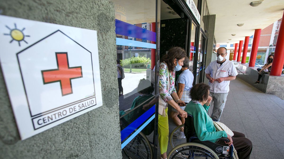 Un enfermero a la puerta de los centros de salud Cristóbal Acosta y López Saiz de Burgos. TOMÁS ALONSO