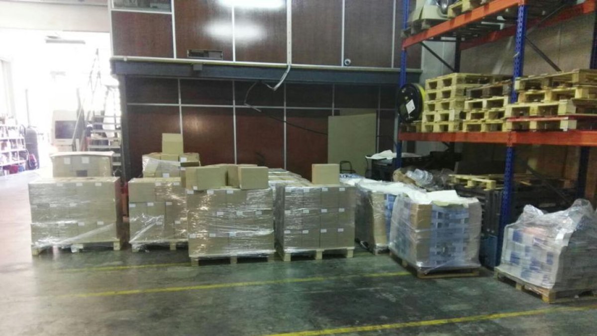 Imagen del almacén donde se han incautado 1,3 millones de carteles, dípticos y folletos del referéndum-PERIODICO (ACN)