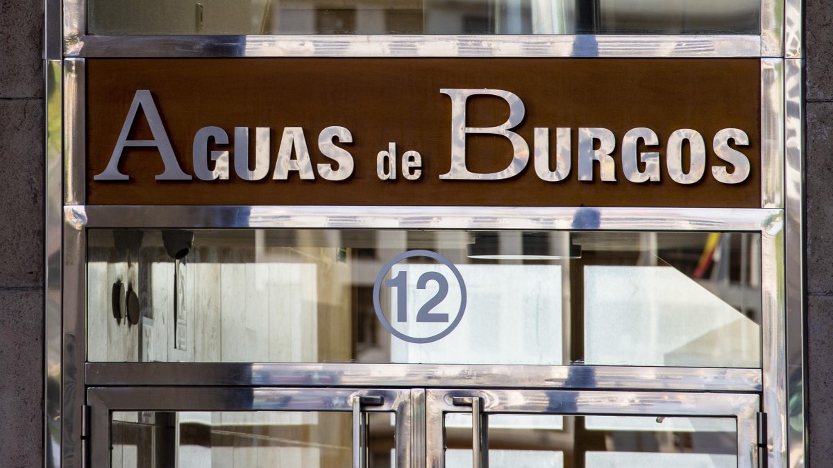 Oficinas de Aguas de Burgos, en la plaza de España. SANTI OTERO