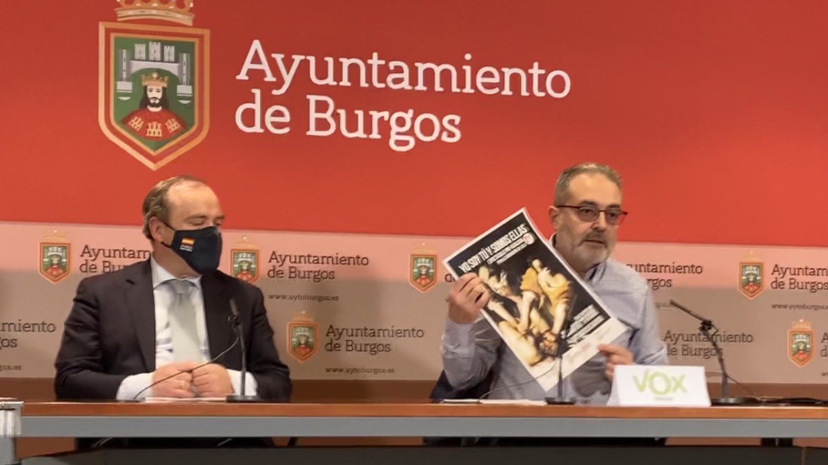 El concejal Ángel Martín, de Vox, sostiene el cartel del espectáculo pro-igualdad. ECB