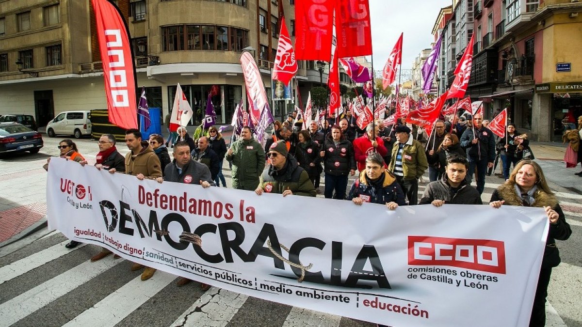 Manifestación de CCOO y UGT, bajo el lema 'Defendamos la democracia', contra las políticas de la Junta de Castilla y León. TOMÁS ALONSO