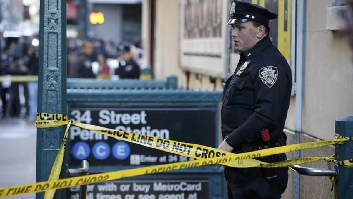 Un policía hace guardia frente a la Penn Station de Nueva York.-