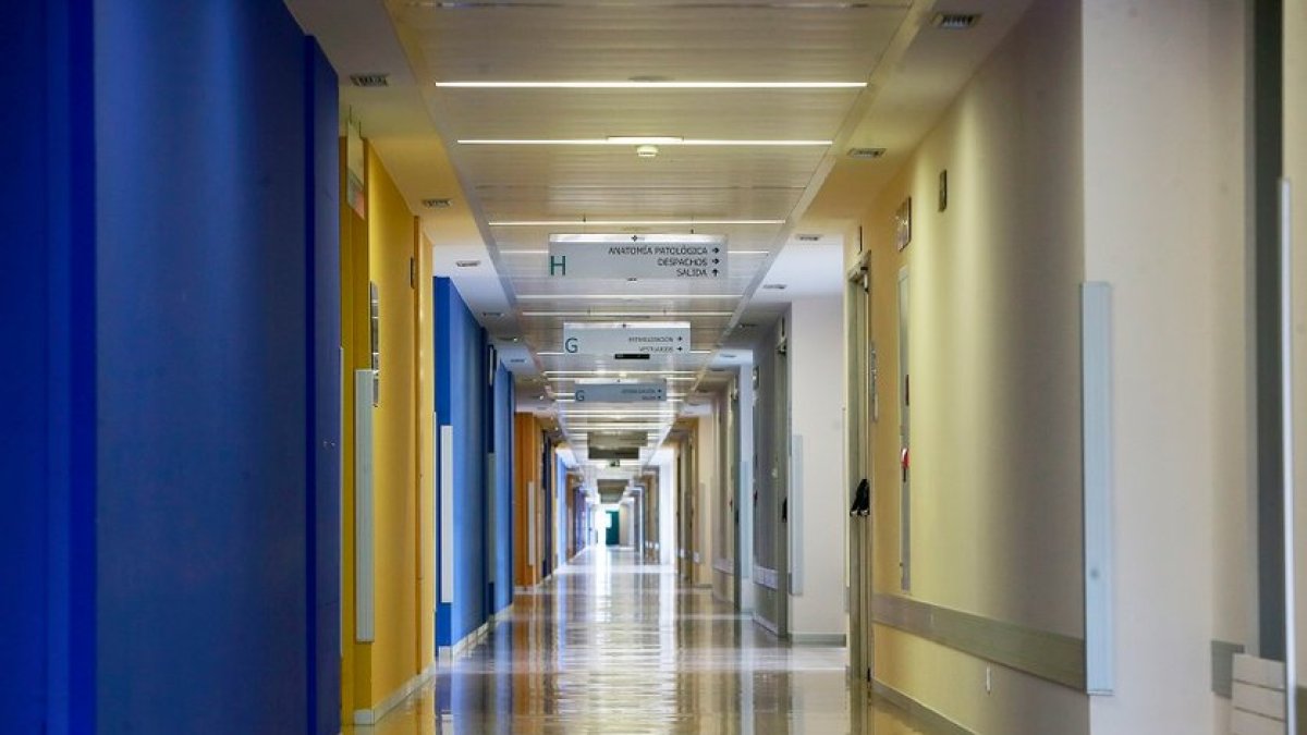 <p> Un pasillo del Hospital Universitario de Burgos (HUBU). RAÚL G. OCHOA </p>