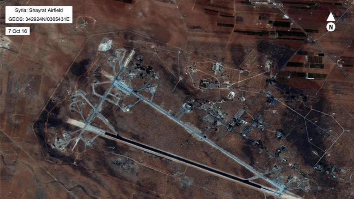 Fotografía cedida por el Departamento de Defensa de los Estados Unidos que muestra una vista aérea del aeropuerto al-Shayrat hoy,-EFE