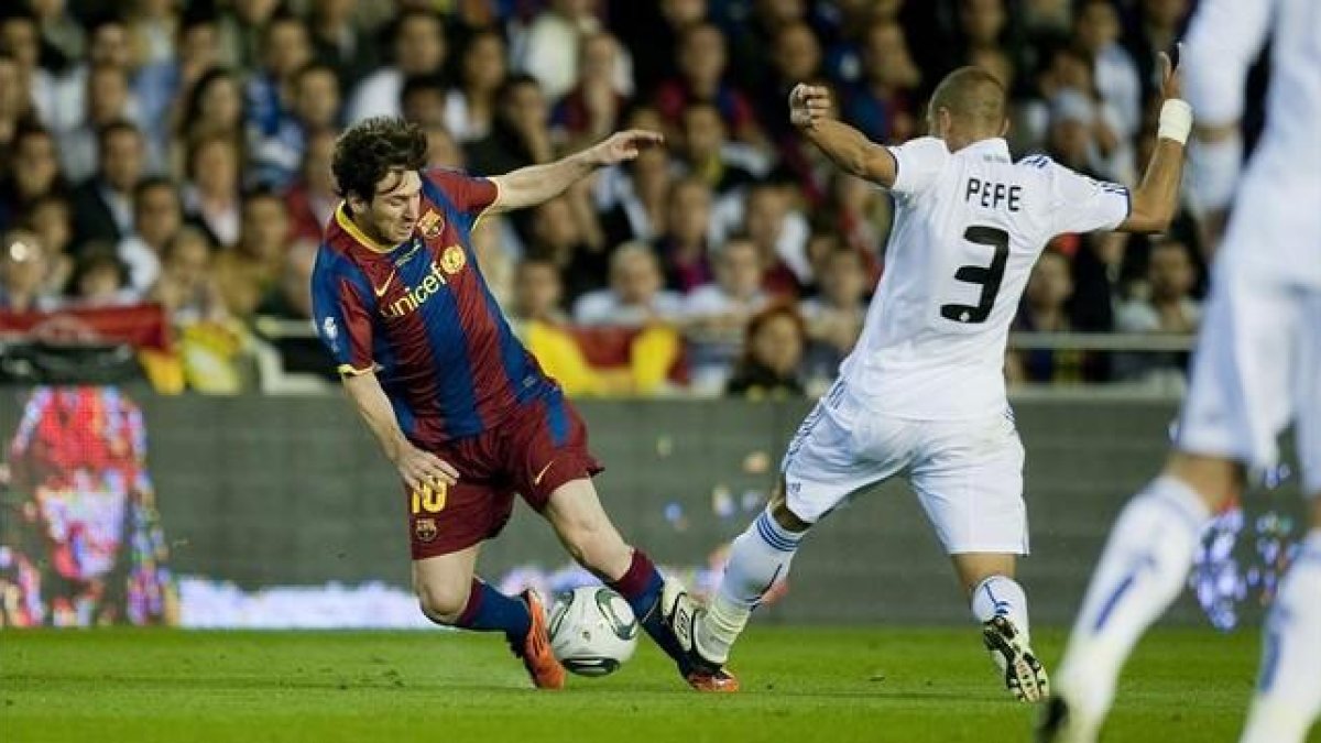 Final de la copa del Rey entre el FC Barcelona y el Real Madrid del 2011, en Valencia, con Pepe presentando los tacos de su bota al tobillo izquierdo de Messi.-JORDI COTRINA