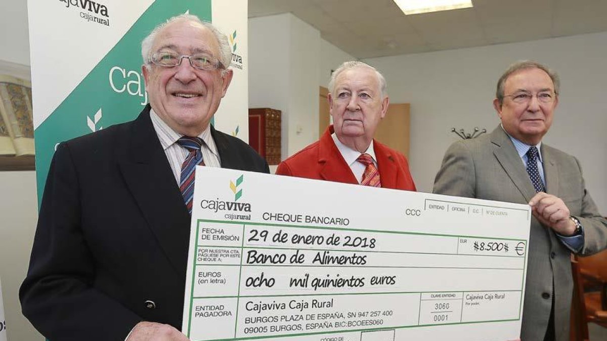 Pedro García Romera entregó el cheque a José Luis Herrero.-Raúl G. Ochoa