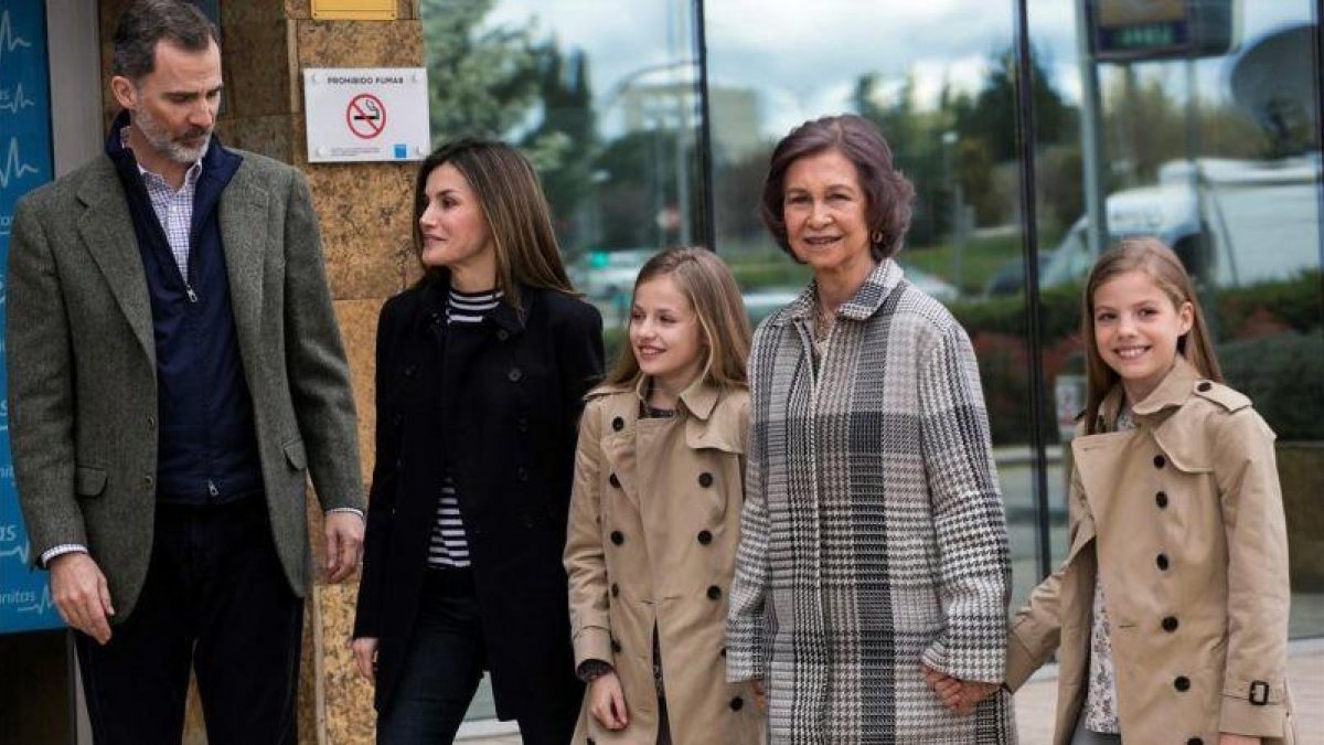 Felipe y Letizia, acompañados por la reina Sofia, la princesa Leonor y la infanta Sofia a su llegada a la clínica.-EFE / SANTI DONAIRE