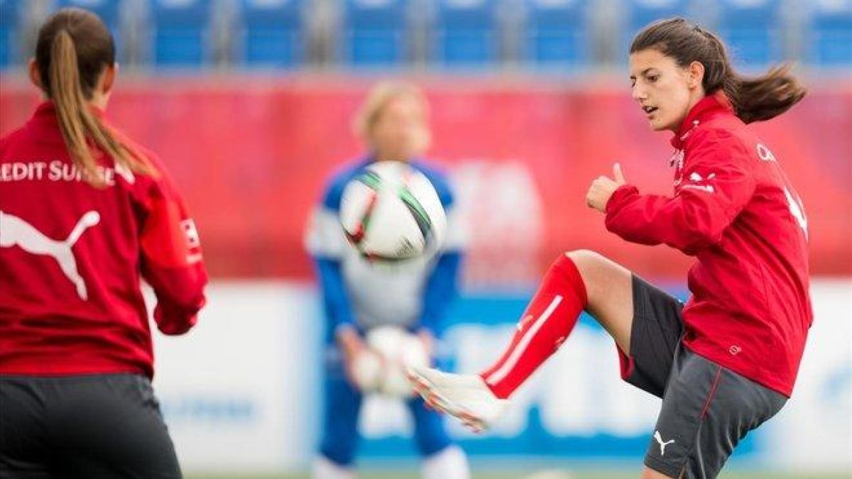 Florijana Ismaili, en un entrenamiento de Suiza en el Mundial del 2015.-GEOFF ROBINS (AFP)
