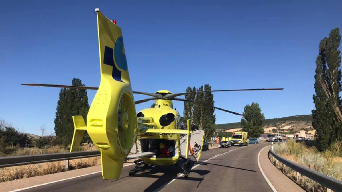 Un helicóptero medicaliado trasladó a uno de los heridos.