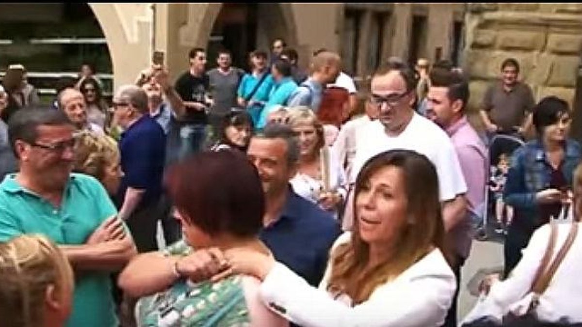 La dirigente del PP catalán Alicia Sánchez-Camacho exigió "democracia y respeto" a la gente que le abucheó en Vic.-