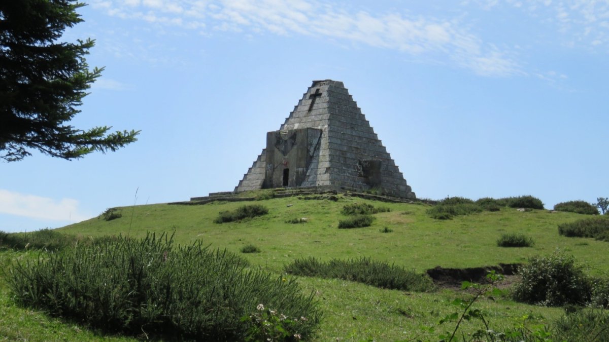La pirámide se eleva en lo alto del puerto del Escudo. DARÍO GONZALO