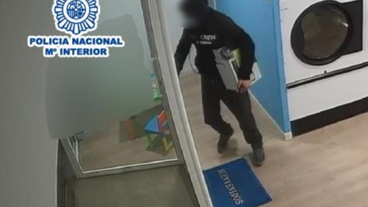 Imagen del ladrón en uno de sus asaltos a una lavandería. POLICÍA NACIONAL