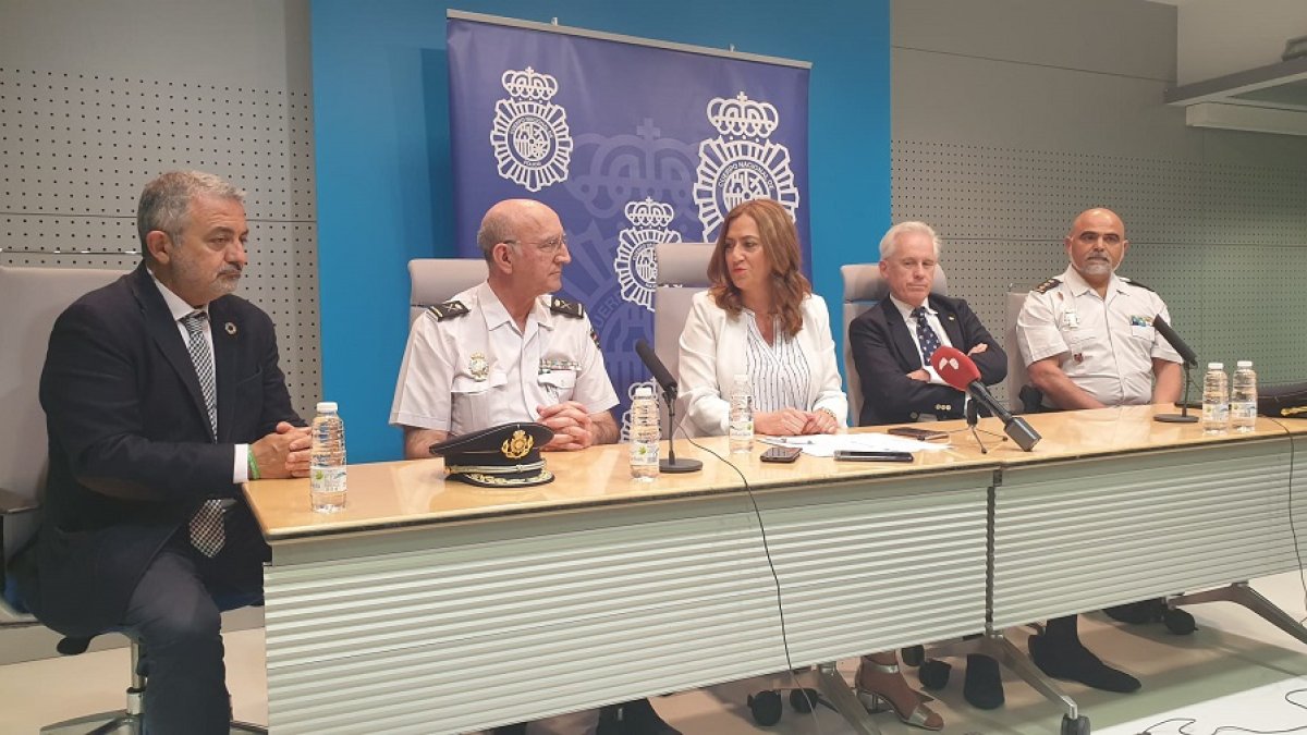 La delegada del Gobierno, Virginia Barcones, ha presidido la entrega de carnés de ciberexpert@s a escolares de Burgos. ECB
