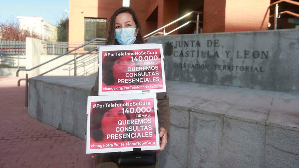 Lydia, hermana de Sonia Sainz-Maza, ante la Delegación Territorial de la Junta en Burgos. ECB