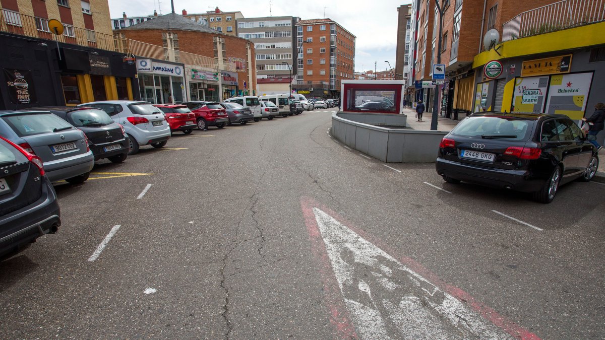 La calle Roma se peatonalizará por completo y se pierden alrededor de 80 plazas para aparcar en superficie. TOMÁS ALONSO