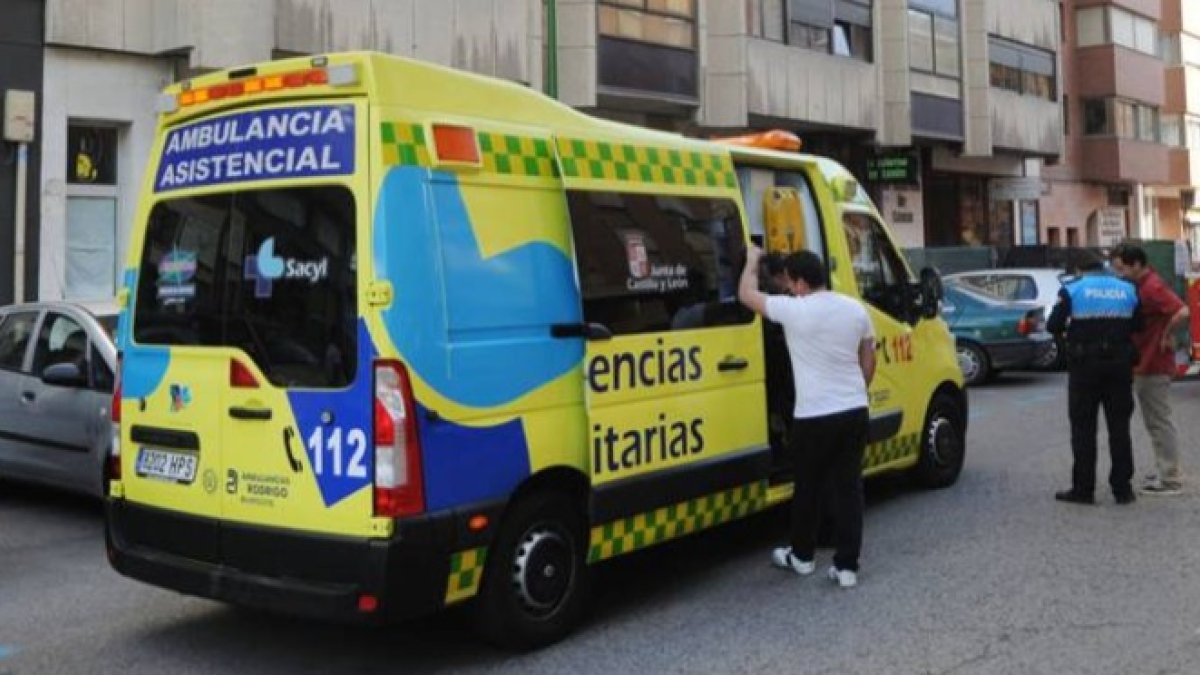 Una ambulancia durante una intervención en Burgos.
