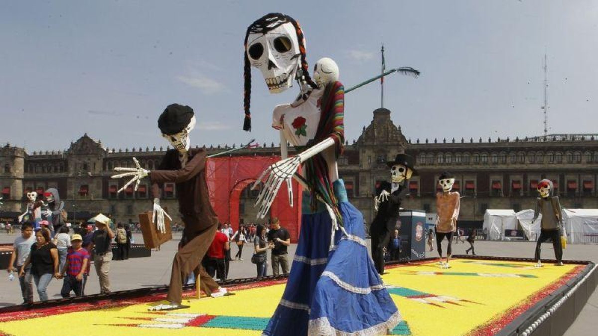 La celebración del Día de Muertos en México.-MARIO GUZMÁN/ Festejos combinados A pesar de estar tan “pegadas” una celebración de la otra, los símbolos de la Noche de Brujas se reservan para el 31 de octubre, mientras que las calaveras, el incienso y las flores de cempasúchil están presentes en laEFE