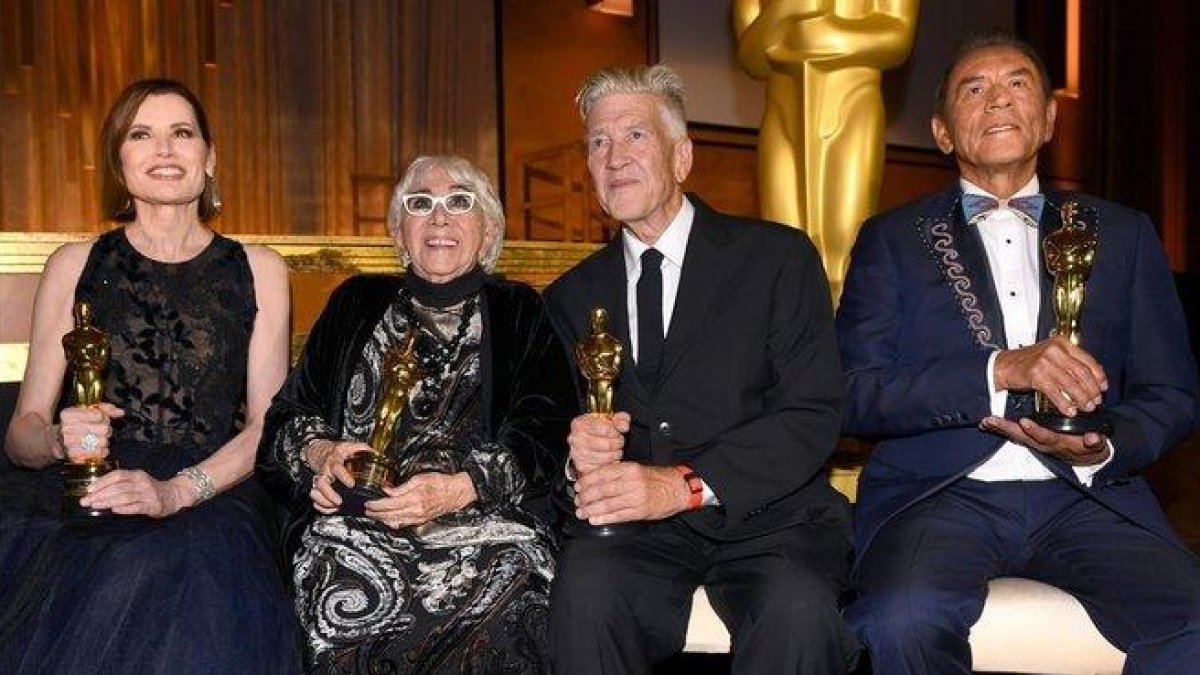 Geena Davis, Lina Wertmuller, David Lynch y Wes Studi, con sus Oscar, en la gala celebrada este domingo por la noche en Los Ángeles.-AFP