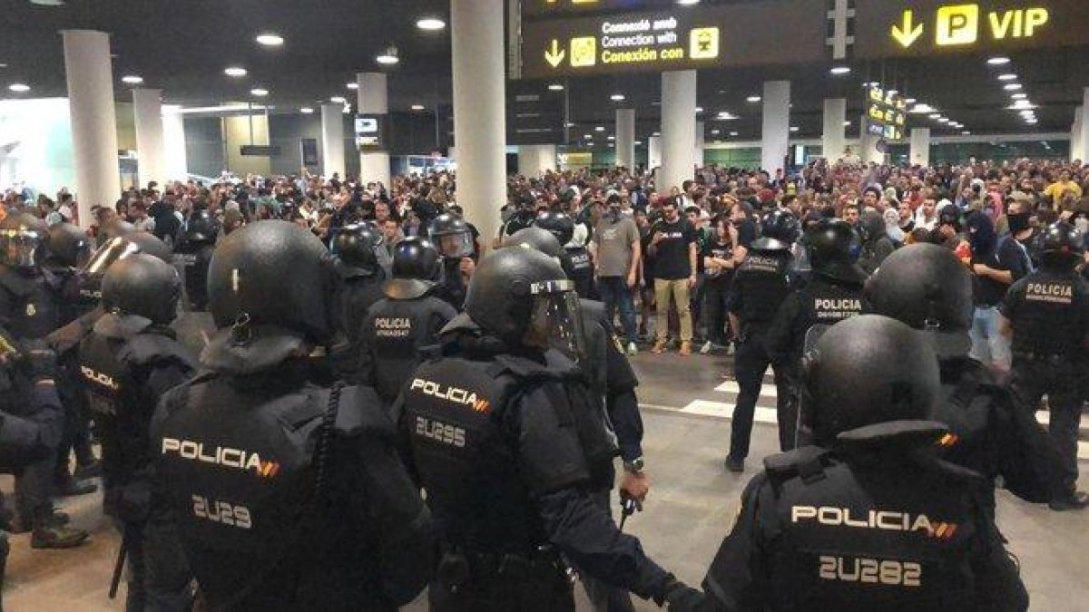Agentes de policía en el aeropuerto de El Prat.-