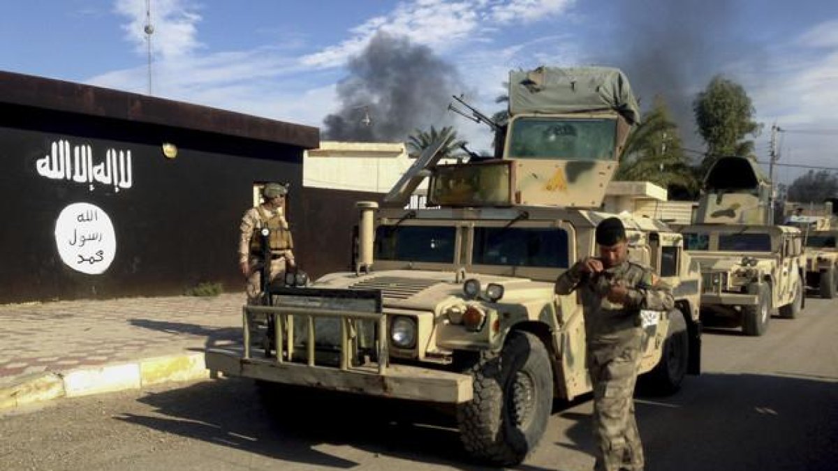 Soldados iraquís patrullan por las calles de Diyala, en noviembre del 2014.-AP