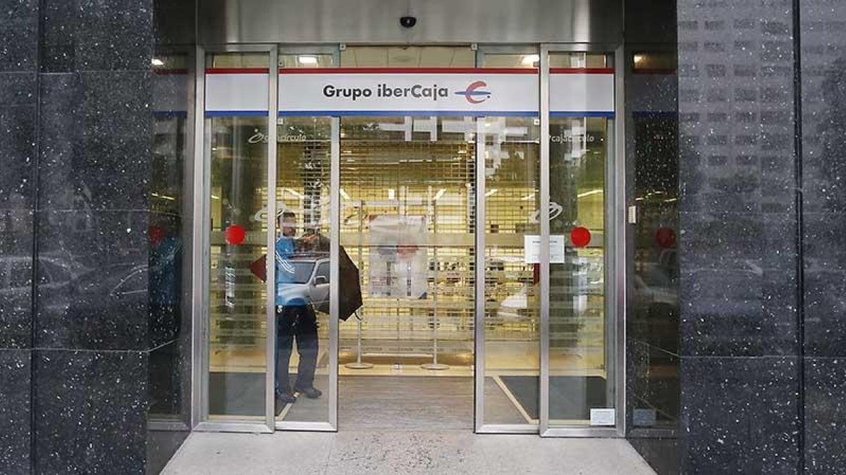 El acceso principal de la sede central de Ibercaja en Burgos.-R. OCHOA
