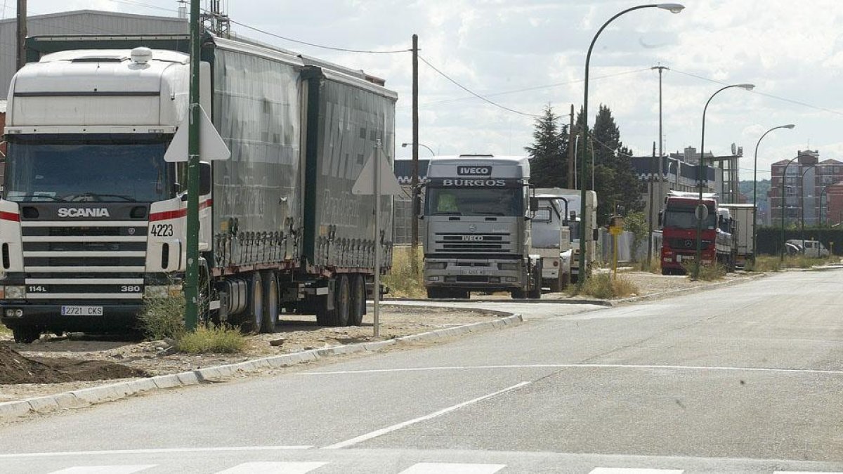 Imagen de camiones aparcados en el polígono Burgos Este.