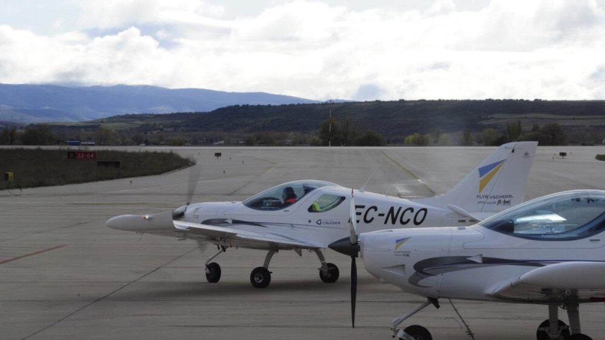 Una de las avionetas de formación de la escuela FlyBy School en el aeropuerto de Burgos.-ISRAEL L. MURILLO
