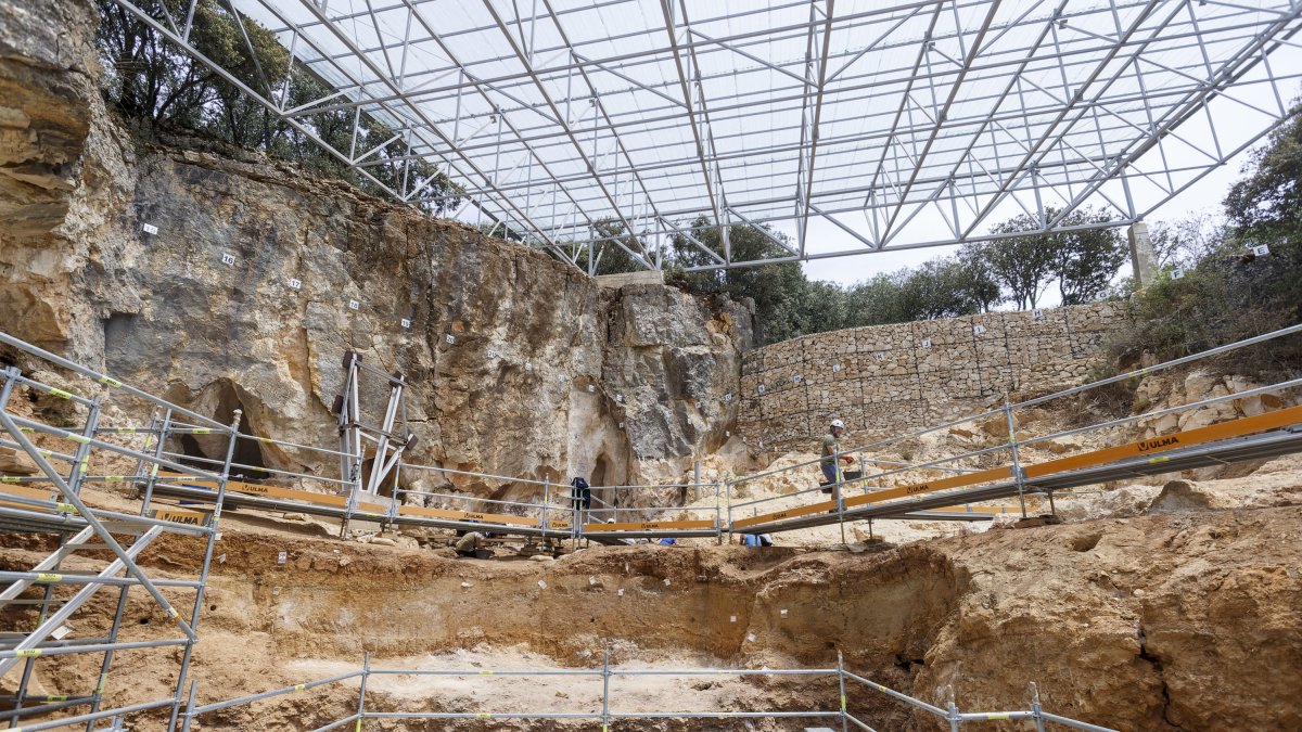 Trabajos en Cueva Fantasma, donde se rastrea el paso de poblaciones neandertales de Atapuerca. SANTI OTERO