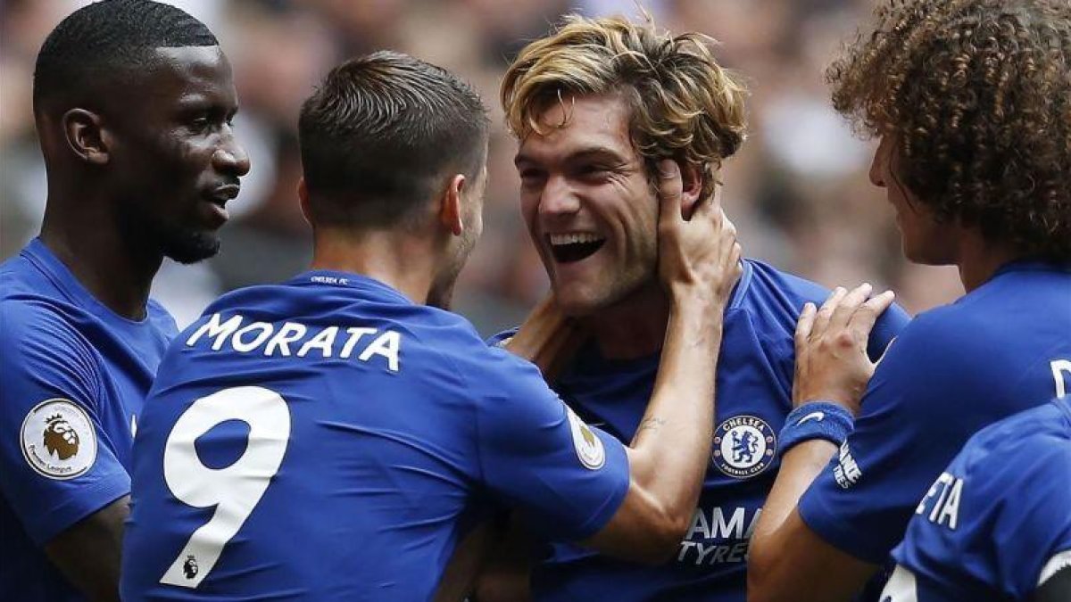 Marcos Alonso, tras marcar el primer gol del Chelsea ante el Tottenham.-REUTERS / IAN KINGTON