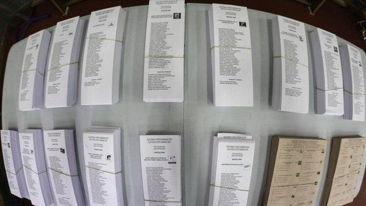 Papeletas a punto para las elecciones generales del 28-A.-JOAN CORTADELLAS