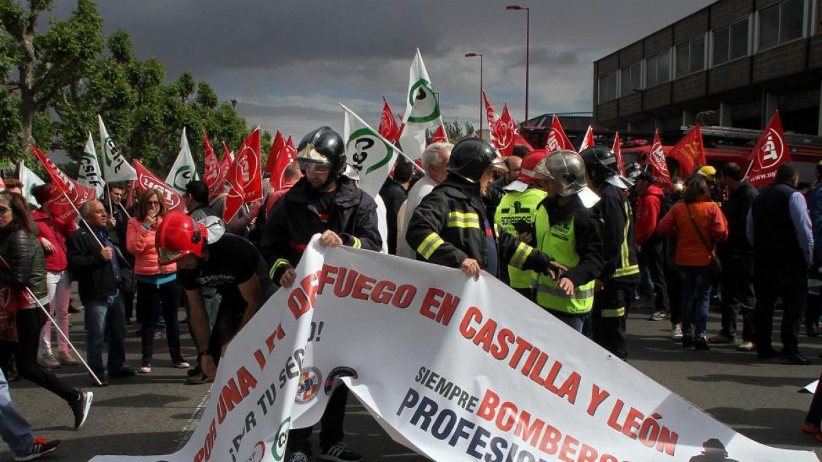 Varios sindicatos y bomberos de Castilla y León y otras comunidades autónomas realizan una manifestación en León para reclamar una Ley del Fuego en la comunidad.-ICAL