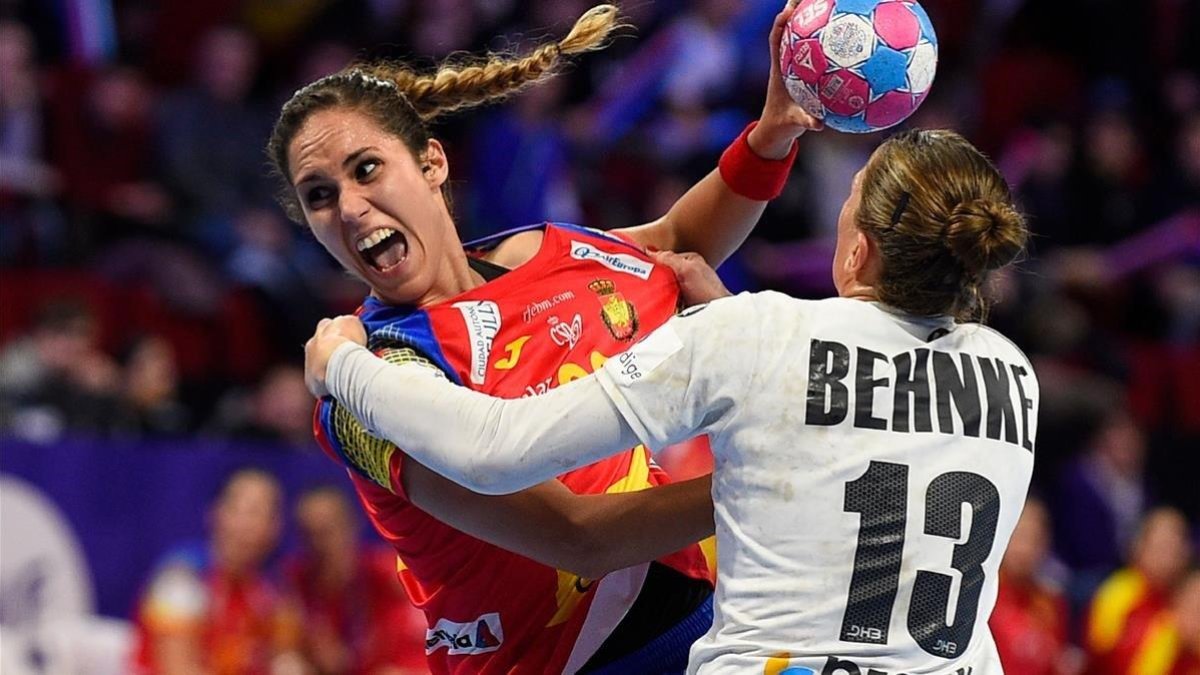 Mireya González lanza ante la alemana Julia Behnke. /-AFP / JEAN-CHRISTOPHE VERHAEGEN