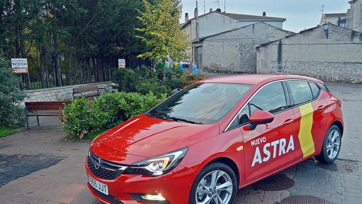 El diseño exterior sigue siendo una de las principales bazas del Opel Astra.-HÉCTOR FUSTEL
