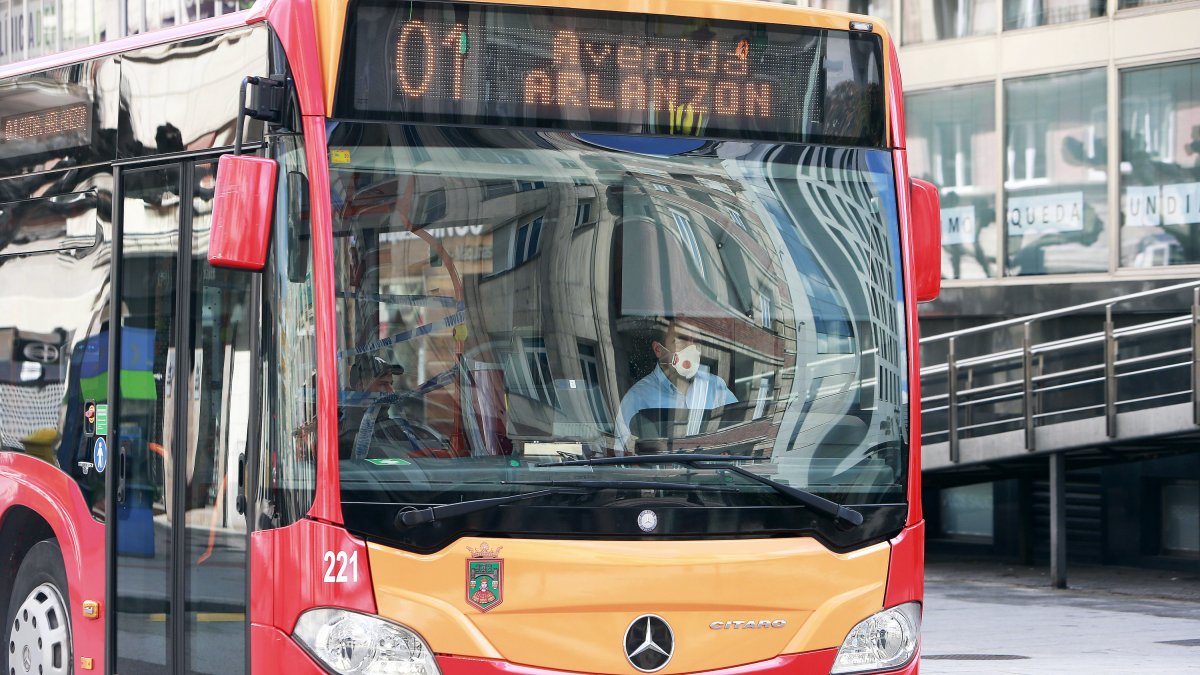 Un conductor de autobuses de la Línea 1 con mascarilla durante un trayecto. RAÚL G. OCHOA