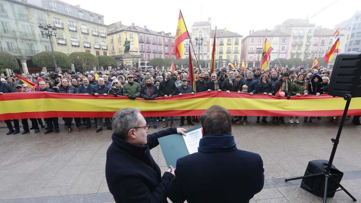 El diputado de Vox por Almería, Carlos Hugo Fernández-Roca, fue el encargado de leer el manifiesto del partido en la Plaza Mayor de la capital burgalesa.-RAÚL G. OCHOA