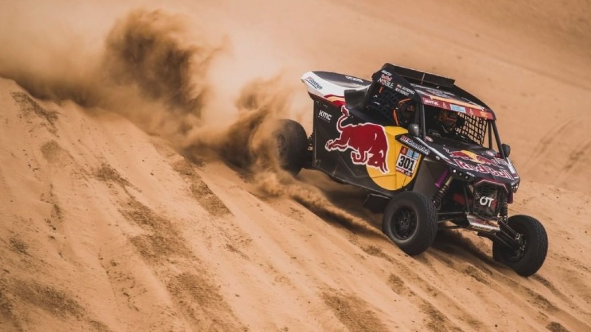 Cristina Gutiérrez supera una duna. OVERDRIVE_RACING