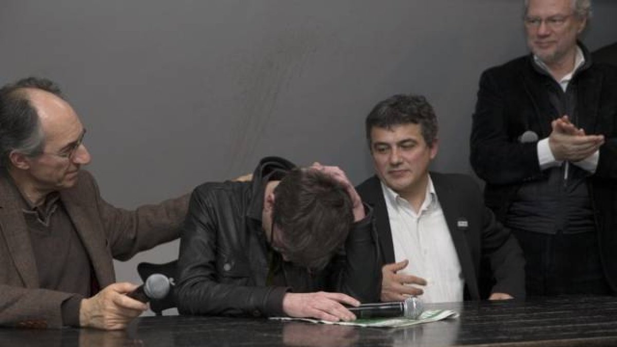 El nuevo redactor jefe de 'Charlie Hebdo', Gerard Biard, rompe a llorar durante la rueda de prensa.-Foto: REUTERS / PHILIPPE WOJAZER