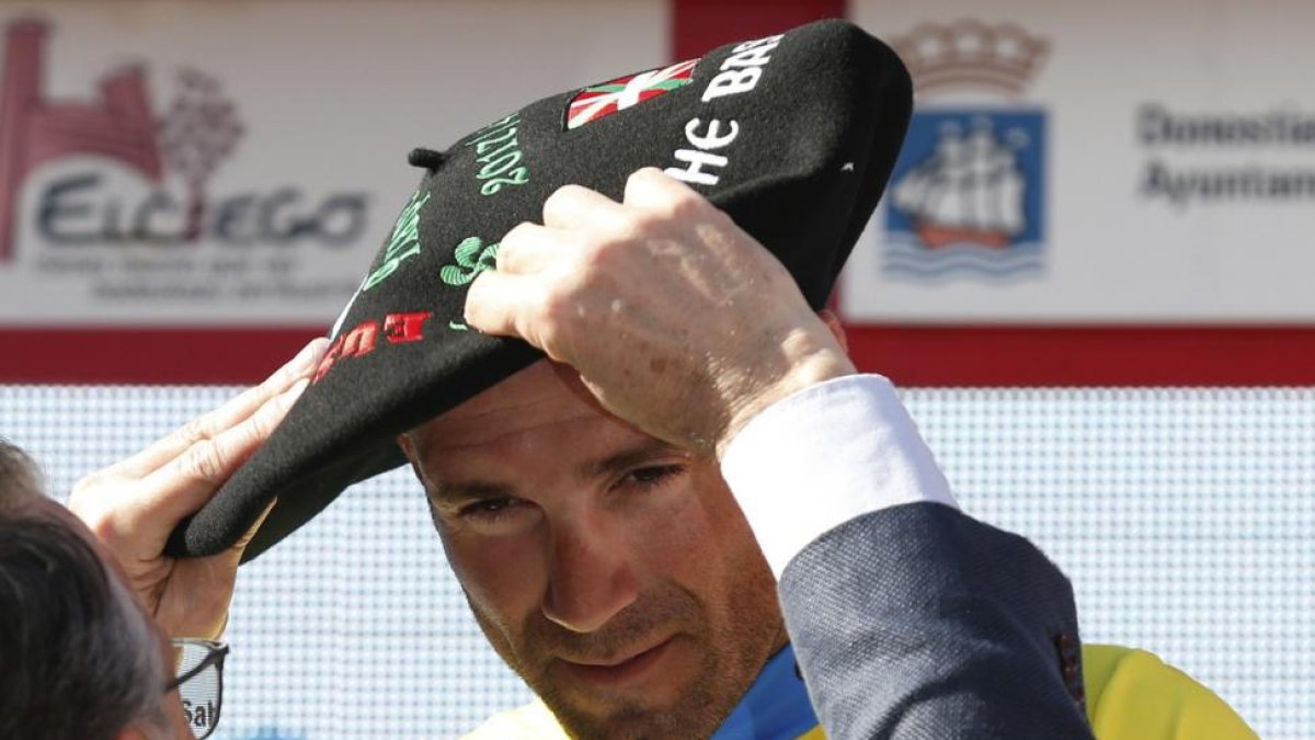 Alejandro Valverde, con la 'txapela' como ganador de la Vuelta al País Vasco 2017.-EFE